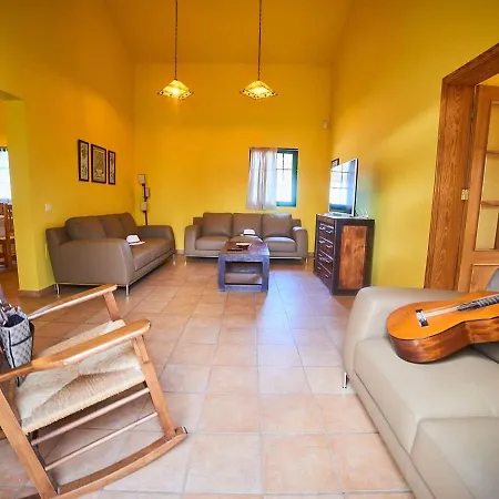 Сasa de vacaciones In With Volcano View Pool La Oliva