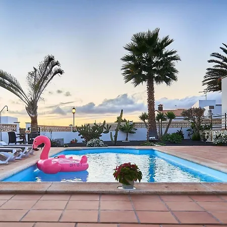 In With Volcano View Pool Hébergement de vacances